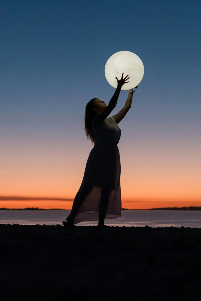 Inspiring image of a lady lifting the globe, symbolizing the influential role of Fiverr affiliates in leading the world to the platform, connecting global talent and opportunities for success.